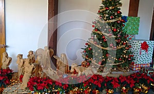 Nacimiento con arbol de Navidad y nochebuenas