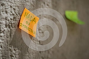 Nada es impossible, nothing is impossible, written on a post-it against the wall photo