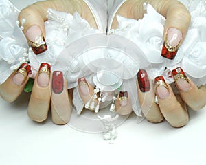 Nail designs: beautiful red roses, gold and craquelure