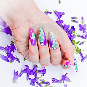 Nails decorated with floral arrangements for a colorful spring a