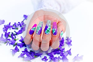 Nails decorated with floral arrangements for a colorful spring a