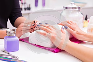 Tagesraum eine Frau nagelpolitur entfernen Gewebe 