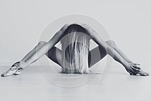 Naked sensual woman posing over gray background