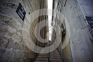 name narrow street breaks Lisbon's back