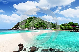 Nang Yuan Bay with white sand beach and blue sky in summer day, Koh Tao, Thailand