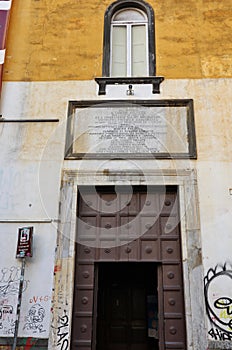 Napoli - Entrata laterale della Basilica di San Giovanni Maggiore