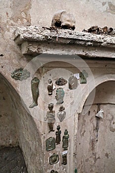 Napoli - Ex voto sotto il Teschio con le Orecchie nella cripta di Santa Luciella photo
