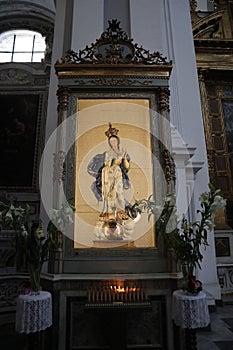 Napoli - Statua dell`Incoronata nella Basilica di Santa Maria alla Sanit