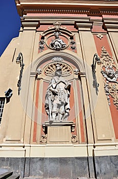 Napoli - Statua sinistra sulla facciata della Chiesa di Santa Teresa a Chiaia
