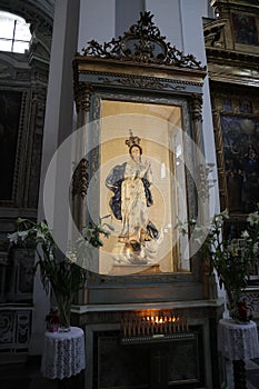 Napoli - Teca con la statua dell`Incoronatai nella Basilica di Santa Maria alla Sanit