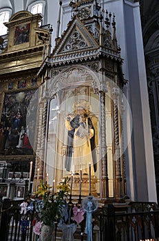 Napoli - Teca con la statua di San Vincenzo Ferreri nella Basilica di Santa Maria alla Sanit