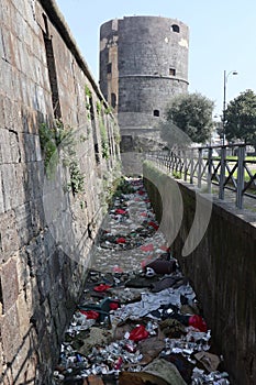 Napoli - Torre del Castello del Carmine dal fossato