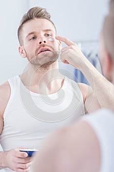 Narcissistic man and cream