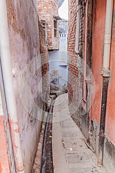 Narrow alley in Lucknow, Uttar Pradesh state, Ind