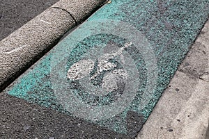 Narrow bicycle path, white-green symbol