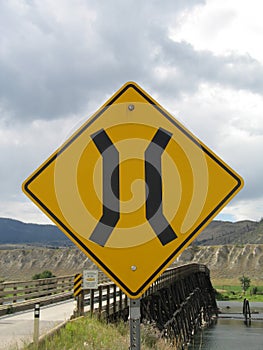 Narrow bridge sign