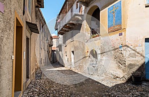 Úzký valouny ulice obrazy na stěny v starobylý namalovaný obec v z 