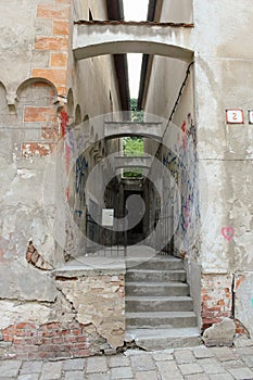 Narrow pass between two old buildings on Kapitulska street