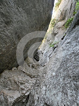 Narrow and stony passage between two imposing rock walls in the Luberon in Provence