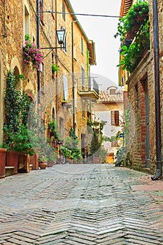 Narrow street in the old town of Pienza