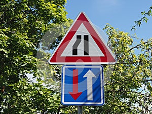 Narrow street, two ways traffic sign