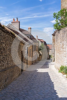 narrow street of vezelay and buildings
