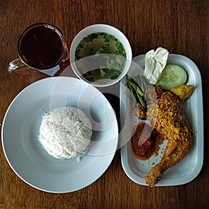 Nasi ayam penyet