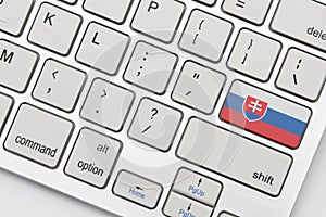 Státní vlajka slovenska na klávesnici na šedém pozadí .3d ilustrace