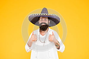 Dovolená. slaví slavnost. šťastný muž v mexičan klobouk. mexičan energický nálada. oslavovat tradiční 