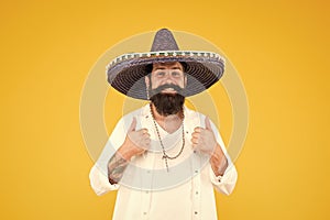 Dovolená. slaví slavnost. šťastný muž v mexičan klobouk. mexičan energický nálada. oslavovat tradiční 