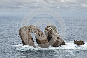 Naturale arco ponte scolpito secondo onda azione sul Costa 