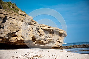 Naturale. dettagliato bordi squallido scogliera crepe. calcolo la roccia struttura da montagne 