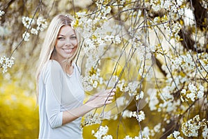 Naturale bellezza da donna sorridente al di fuori ritratto 