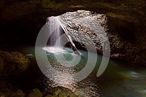 Přírodní most jeskyně vodopád 