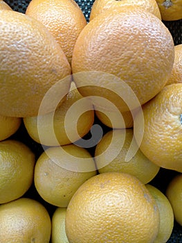 Natural fresh yellow skin oranges are definitely delicious to eat