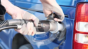 Natural gas vehicle fuel nozzle