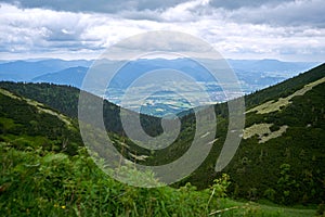 Přírodní krajina v podhůří vysokých tater na severu Slovenska na začátku léta s širokými údolími a zelenými loukami