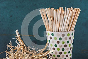 Naturale paglia potabile cannucce bambù bicchiere un puzza da paglia sul vecchio di legno trave verde 