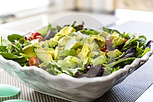 Naturale verdura insalata foglie verdi un pomodoro un vitamine ceramica pasto sul tavolo 