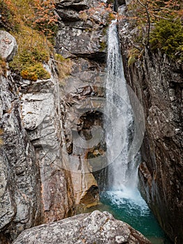 Prírodný vodopád pri turistickom chodníku v Tatrách na Slovensku