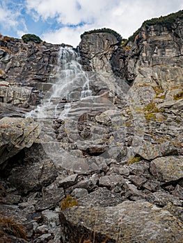 Prírodný vodopád pri turistickom chodníku v Tatrách na Slovensku
