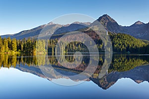 Přírodní horská scéna s krásným jezerem na Slovensku Tatra - St