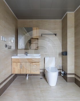 A neat modern family bathroom