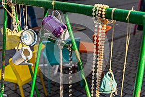 neckchains, pearls, cans, cups and colors