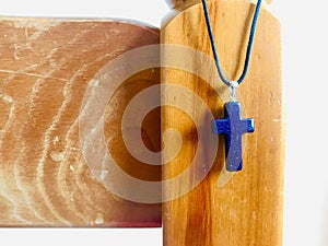 Collar colgante de santo cruz colgante sobre el de madera convertirse 