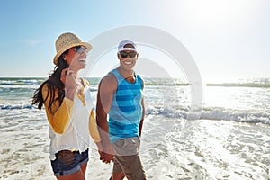 Nosotros necesidad alguno. feliz joven caminando sobre el Playa 