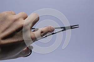 Needle holder Is a device for holding stitches for stitches, on hand