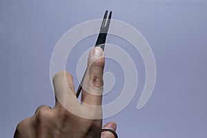 Needle holder Is a device for holding stitches for stitches, on hand