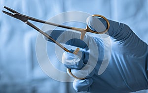 Needle holder in hand