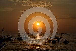 Nelayan pulang saat matahari terbit photo
